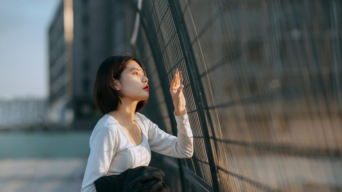 Woman-Outside Fence_beautiful-6126170_1280_pixabay