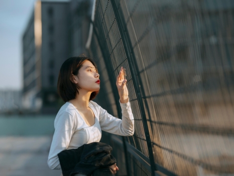 Woman-Outside Fence_beautiful-6126170_1280_pixabay